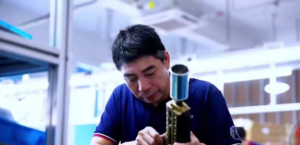 真探者工人装配卡式喷枪阀体