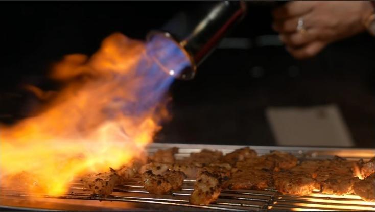 卡式喷枪炙烤烤架上的肉