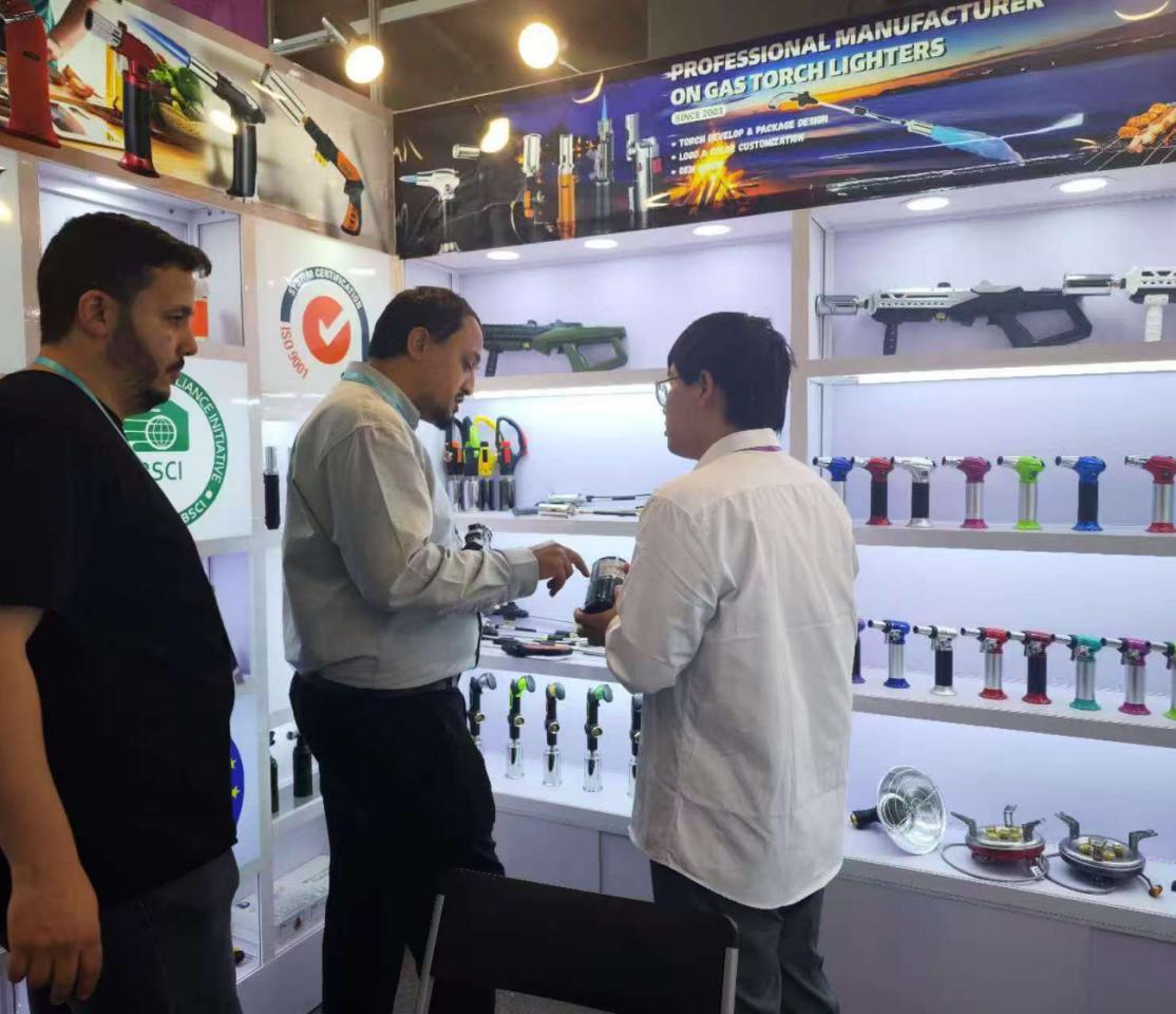 真探者展位，采购商现场试用喷枪